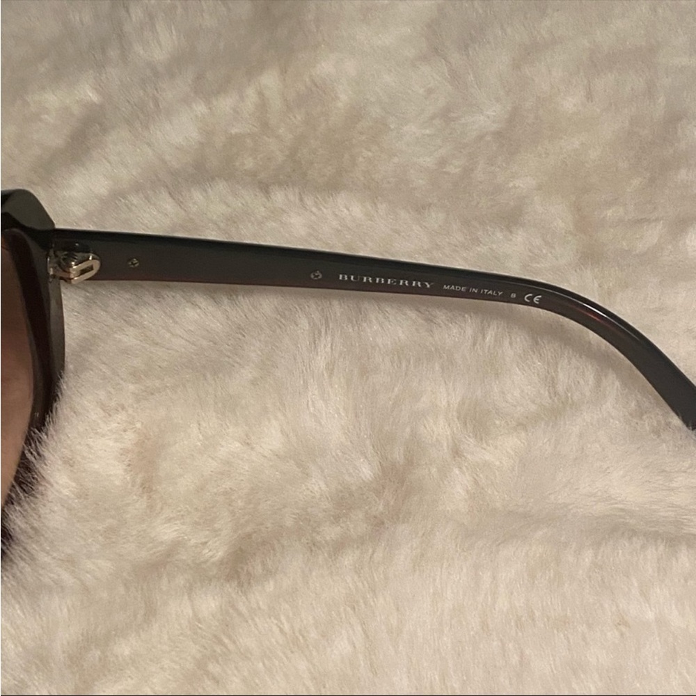 Burberry 💯Authentic - Picture 8 of 9